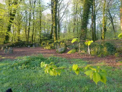 Jardin de l'établissement 'Glamping' tents one of three to rent fully equipped private equipped kitchen tents too