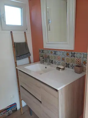 Salle de bains dans l'établissement Romanjo