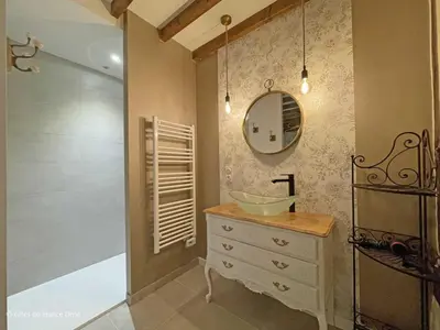 Salle de bains dans l'établissement Maison en pierre avec jardin normand, wifi inclus - FR-1-497-208
