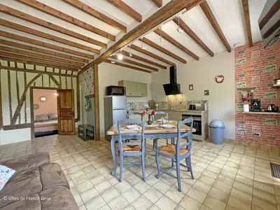 Cuisine ou kitchenette dans l'établissement Maison en pierre avec jardin normand, wifi inclus - FR-1-497-208