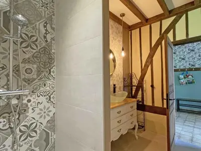 Salle de bains dans l'établissement Maison en pierre avec jardin normand, wifi inclus - FR-1-497-208