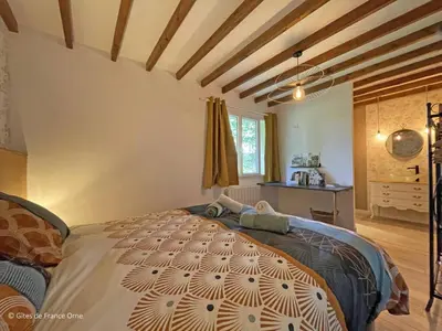 Un ou plusieurs lits dans un hébergement de l'établissement Maison en pierre avec jardin normand, wifi inclus - FR-1-497-208