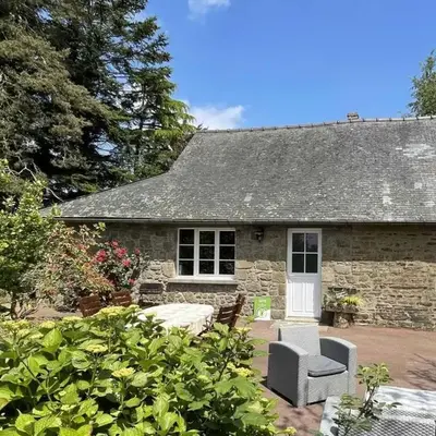 Maison en pierre avec jardin normand