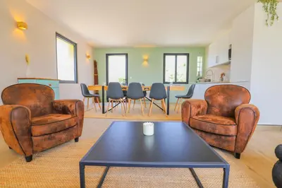 Coin salon dans l'établissement Magnifique maison moderne avec accès direct à la mer