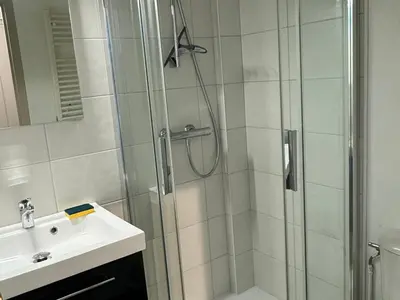 Salle de bains dans l'établissement Studio Central à Cabourg avec Balcon, Wifi Gratuit & Parking - FR-1-487-372