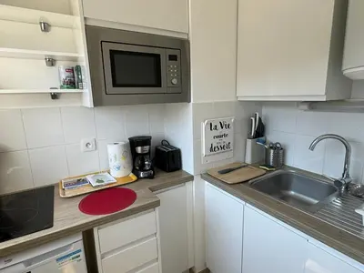 Cuisine ou kitchenette dans l'établissement Studio Central à Cabourg avec Balcon, Wifi Gratuit & Parking - FR-1-487-372