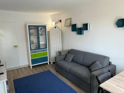 Coin salon dans l'établissement Studio Central à Cabourg avec Balcon, Wifi Gratuit & Parking - FR-1-487-372