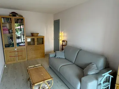 Coin salon dans l'établissement Cabourg, Appartement 3* en Bord de Mer, Accès Direct Plage, Parking - FR-1-487-371