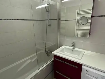 Salle de bains dans l'établissement Cabourg, Appartement 3* en Bord de Mer, Accès Direct Plage, Parking - FR-1-487-371