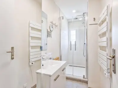 Salle de bains dans l'établissement Cocon lumineux pour 4 personnes à 200m de la plage - Merville Franceville - FR-1-788-18