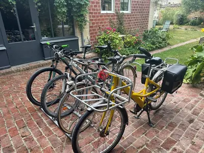 Vélo sur le terrain de l'établissement Gite du point du jour - Prêt de velos ou dans les environs