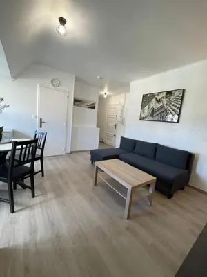 Coin salon dans l'établissement Appartement rénové tout équipé, centre ville, proche de la gare et commerce