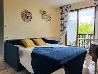 Un ou plusieurs lits dans un hébergement de l'établissement Charmant T2 à 300m de la plage en Normandie – Balcon, parking et local vélo inclus - FR-1-788-21