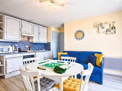 Cuisine ou kitchenette dans l'établissement Charmant T2 à 300m de la plage en Normandie – Balcon, parking et local vélo inclus - FR-1-788-21