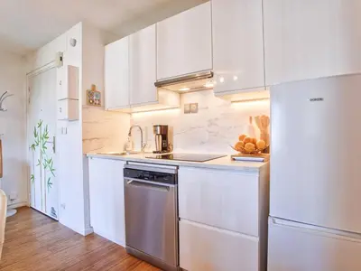Cuisine ou kitchenette dans l'établissement Appartement lumineux avec balcons et stationnement privatif - FR-1-788-22