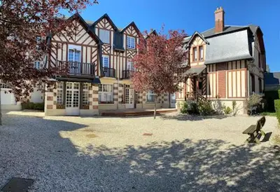 Jardin de l'établissement Appartement élégant au cœur de Cabourg