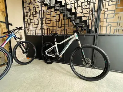 Vélo sur le terrain de l'établissement La grange de Léonie ou dans les environs