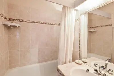 Salle de bains dans l'établissement Le Balcon sur Juno - A 10min à pied de la plage