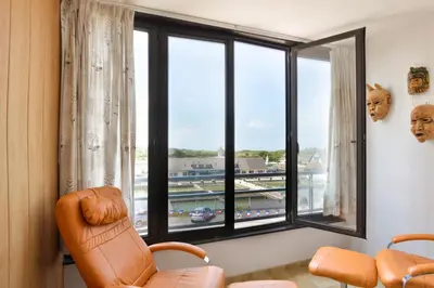 Coin salon dans l'établissement Le Balcon sur Juno - A 10min à pied de la plage