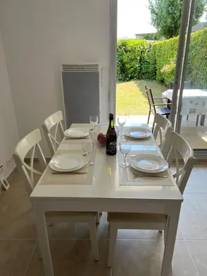 Boissons dans l'établissement Logement Cosy avec jardin