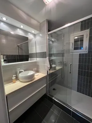Salle de bains dans l'établissement Logement Cosy avec jardin