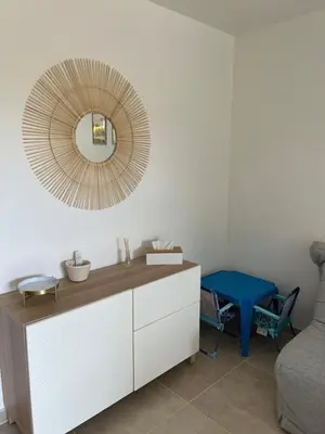 Coin salon dans l'établissement Logement Cosy avec jardin