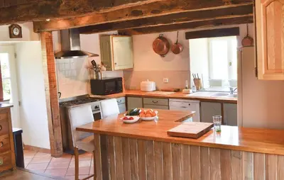 Cuisine ou kitchenette dans l'établissement Beautiful Home In Sougeal With Kitchen