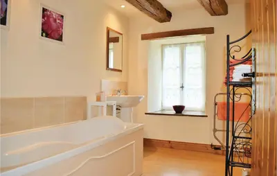 Salle de bains dans l'établissement Beautiful Home In Sougeal With Kitchen