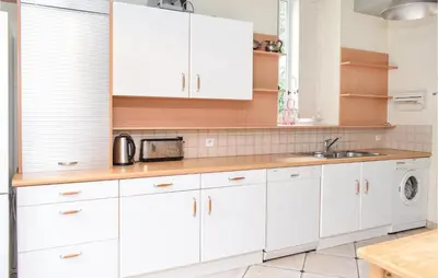 Cuisine ou kitchenette dans l'établissement Amazing Home In St Clément Rancoudray