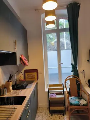 Cuisine ou kitchenette dans l'établissement Studio à 100 m de la plage PIQUOT 44