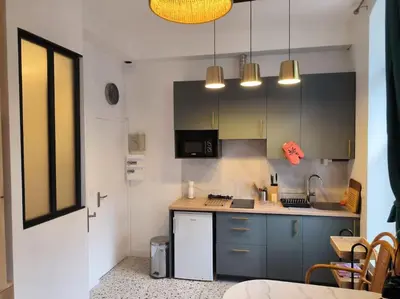 Cuisine ou kitchenette dans l'établissement Studio à 100 m de la plage PIQUOT 44