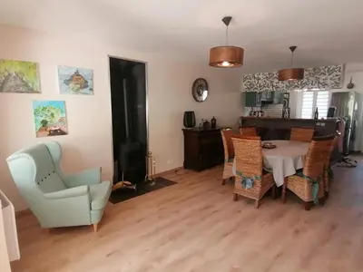 Coin salon dans l'établissement Maison champêtre à Gavray-sur-Sienne avec jardin clôturé