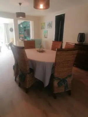 Coin salon dans l'établissement Maison champêtre à Gavray-sur-Sienne avec jardin clôturé