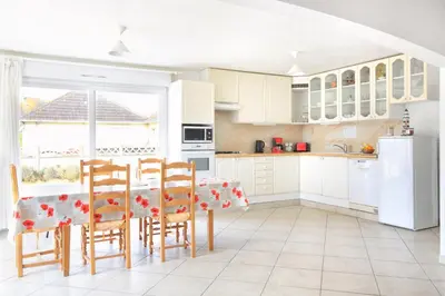 Cuisine ou kitchenette dans l'établissement Les Tamaris du Nord - Maison à 300m de la plage