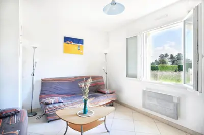 Coin salon dans l'établissement Les PerceNeige - Maison 85 m² à Port-Bail-Sur-Mer