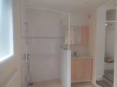 Salle de bains dans l'établissement F1 Chez Ademax