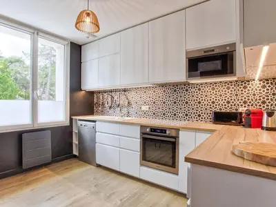 Cuisine ou kitchenette dans l'établissement Maison de Charme à Merville-Franceville-Plage, 10 Pers, Proche Mer, Grande Terrasse et Studio Indépendant - FR-1-788-27