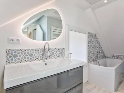 Salle de bains dans l'établissement Maison de Charme à Merville-Franceville-Plage, 10 Pers, Proche Mer, Grande Terrasse et Studio Indépendant - FR-1-788-27