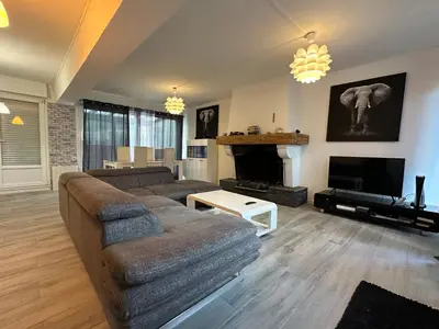 Coin salon dans l'établissement Maison individuelle à 8 minutes d'Ouistreham, quartier calme, transports en commun Tram & Bus, commerces de proximités