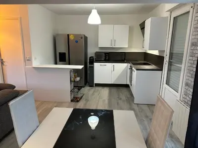 Cuisine ou kitchenette dans l'établissement Maison individuelle à 8 minutes d'Ouistreham, quartier calme, transports en commun Tram & Bus, commerces de proximités