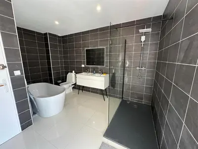 Salle de bains dans l'établissement Maison individuelle à 8 minutes d'Ouistreham, quartier calme, transports en commun Tram & Bus, commerces de proximités
