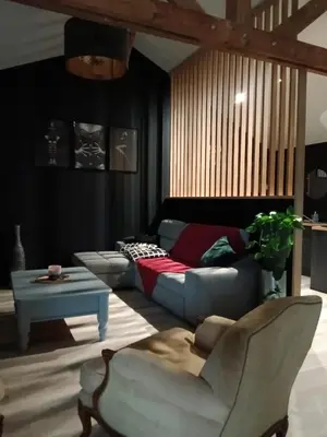 Coin salon dans l'établissement Love Spa Normandie