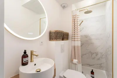 Salle de bains dans l'établissement Ty Peskaiden 1 - à Cancale vue mer