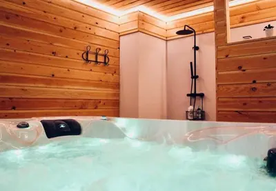Salle de bains dans l'établissement Jacuzzi privatisé en accès illimité Duplex