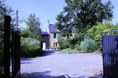 Jardin de l'établissement GITE 15 personnes confort et authenticité
