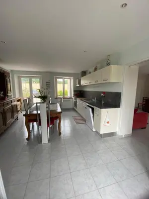 Cuisine ou kitchenette dans l'établissement La Maison d'Aimé - Spacieuse et grand jardin