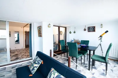 Coin salon dans l'établissement Titi - À Courseulles-sur-Mer, 7 min de la plage