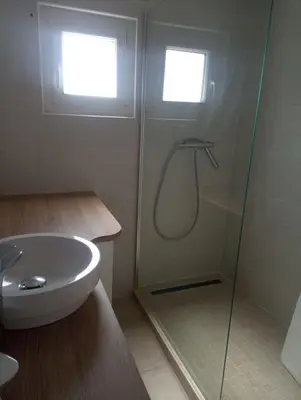Salle de bains dans l'établissement Petite maison toute équipée, au calme entre la mer et la campagne
