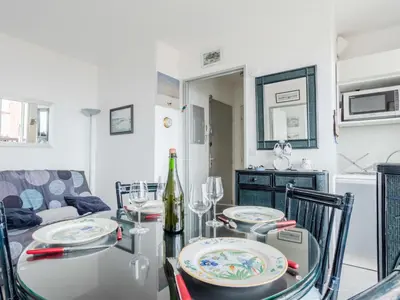 Coin salon dans l'établissement Apartment Cabourg 2000-7 by Interhome