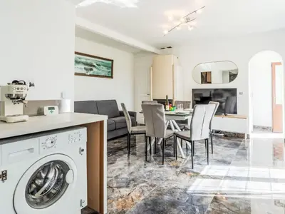 Cuisine ou kitchenette dans l'établissement Holiday Home Marine by Interhome